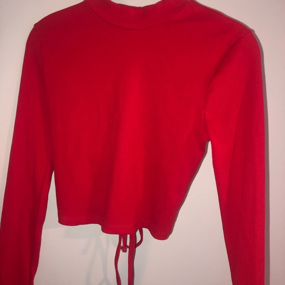 Long sleeve red cropped turtle neck. Open back - Picture 2 of 3